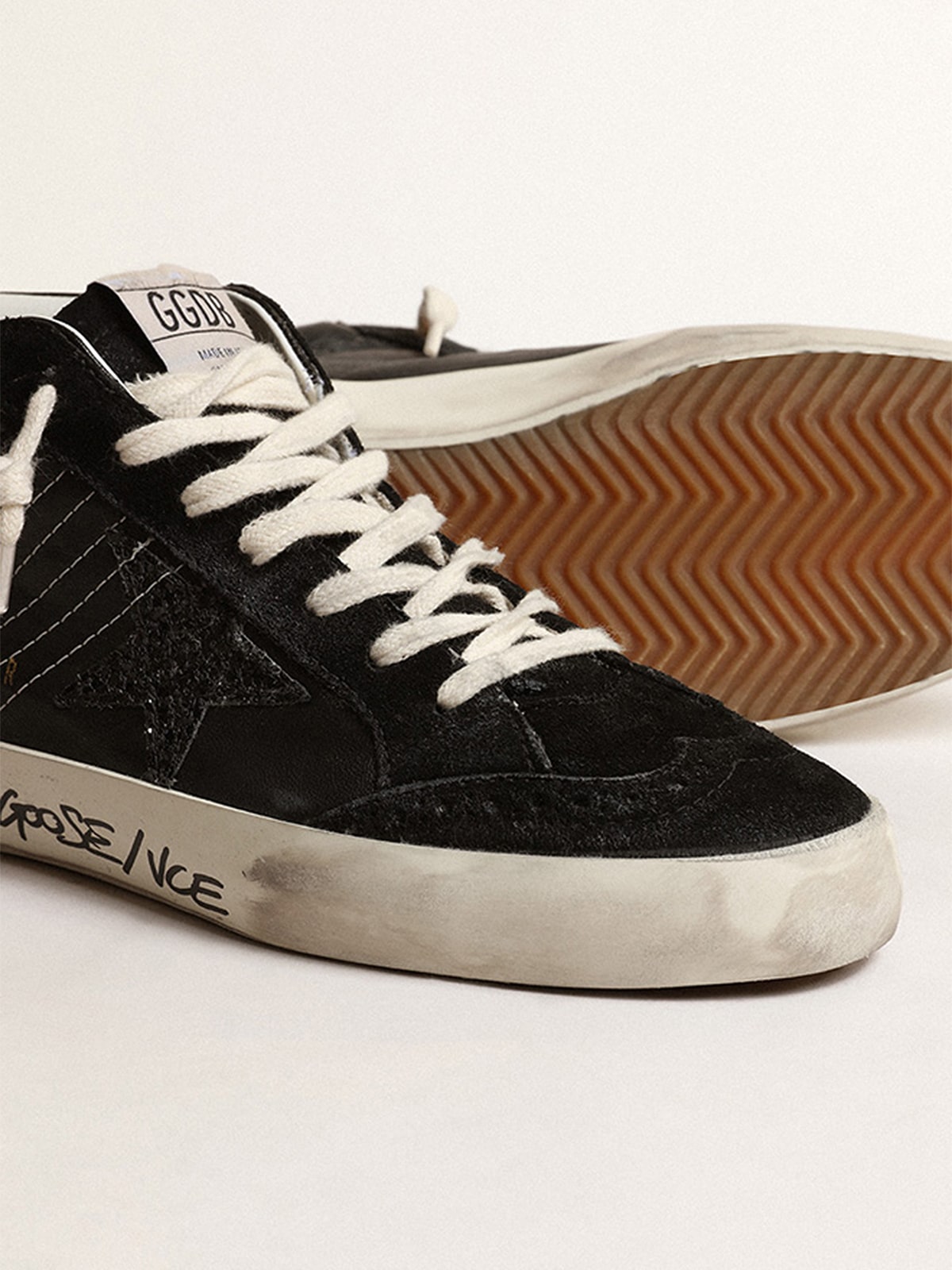 Golden Goose Sneaker | Mid Star Sneaker mit schwarzen Glitzereinsätzen - schwarzer Stern | GWF00122.F004157.90100 / ADAM/EVE