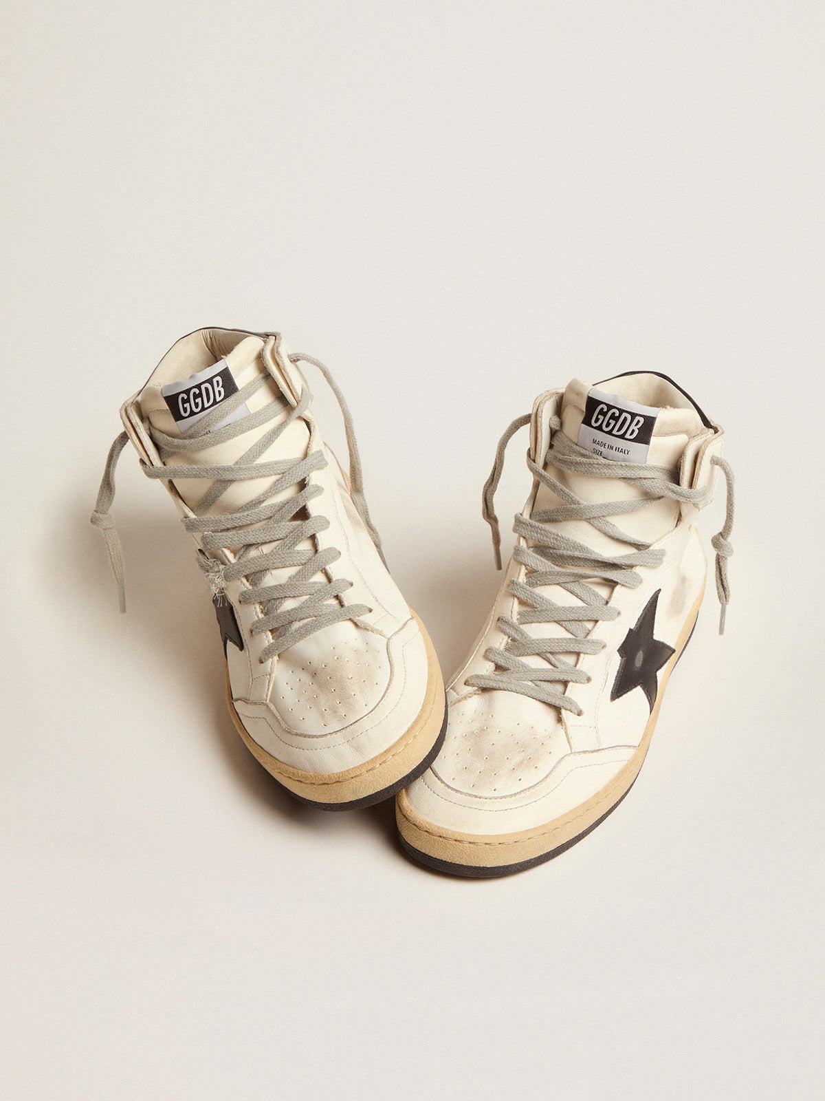 Golden Goose Sneaker | Sky Star hight Top Sneaker in weiß mit schwarzem Stern | GMF00230.F002190.10283 / ADAM/EVE