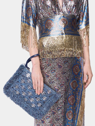 Raffia Clutch mit silbernen Applikationen in Denim blau