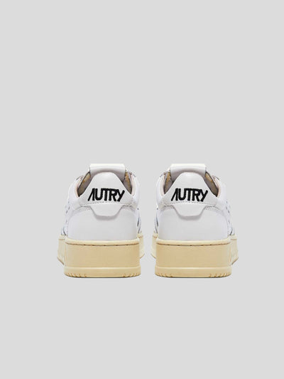 Autry Sneaker | Low Top Sneaker Written in weiß-schwarz | AULW WL01 written / ADAM/EVE