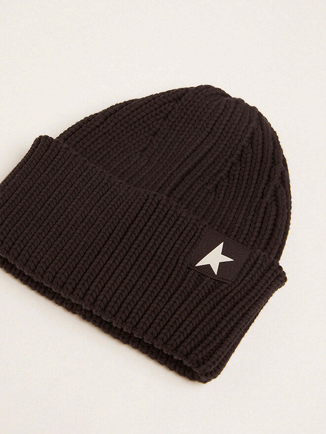 Golden Goose Cap's & Mützen | gerippte Mütze aus Baumwolle in schwarz mit weißem Stern | GUP01035.P000599.90100 / ADAM/EVE