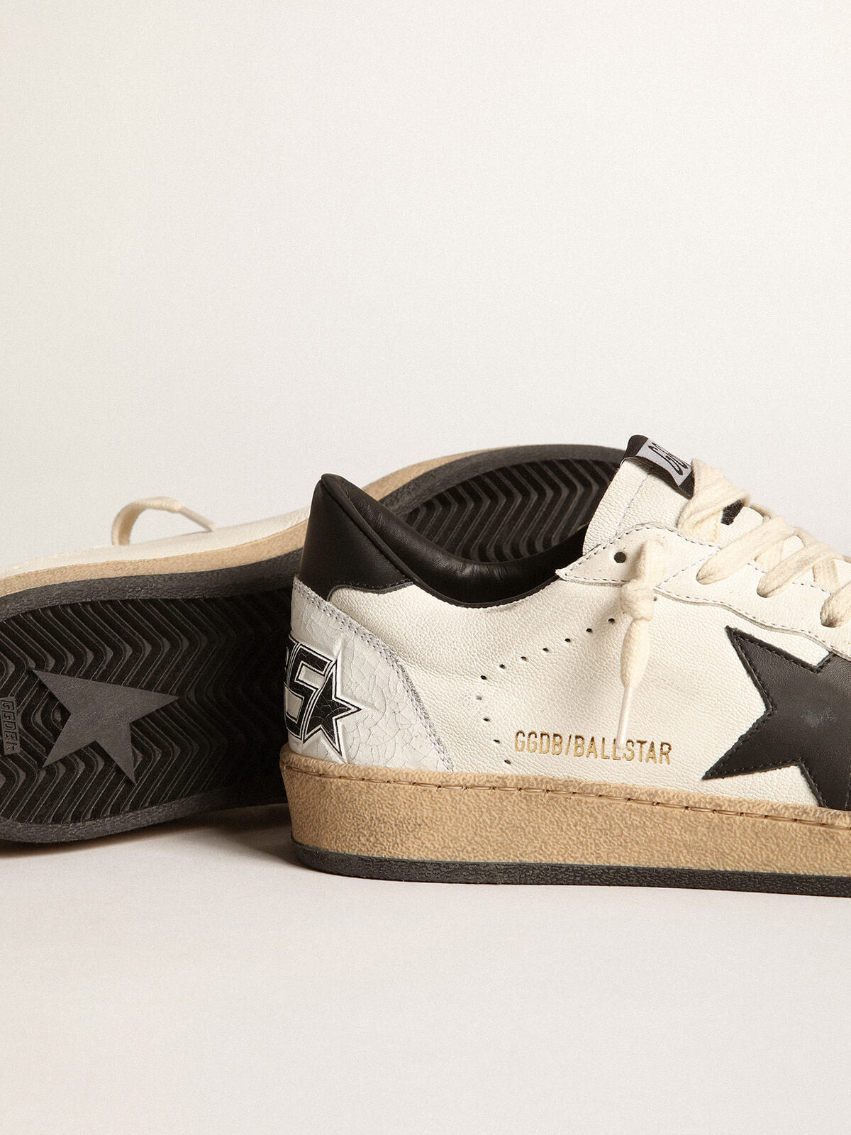 Golden Goose Sneaker | Ball Star Sneaker in weiß mit schwarzem Stern | GMF00117.F003771.10283 / ADAM/EVE