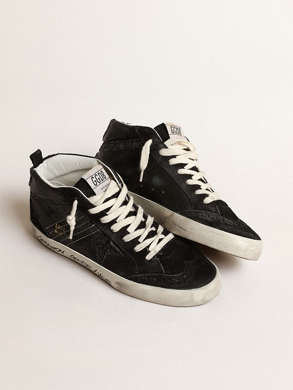 Golden Goose Sneaker | Mid Star Sneaker mit schwarzen Glitzereinsätzen - schwarzer Stern | GWF00122.F004157.90100 / ADAM/EVE