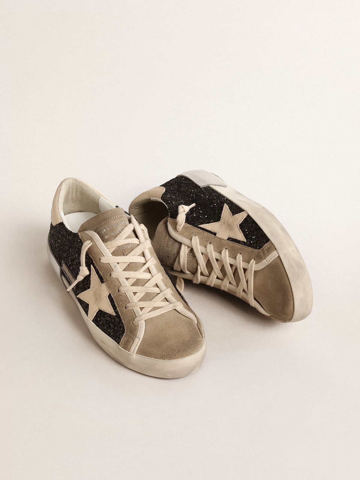 Golden Goose Sneaker | Super-Star Sneaker mit schwarzem Glitzer und beigem Stern | GWF00587.F004683.90401 / ADAM/EVE