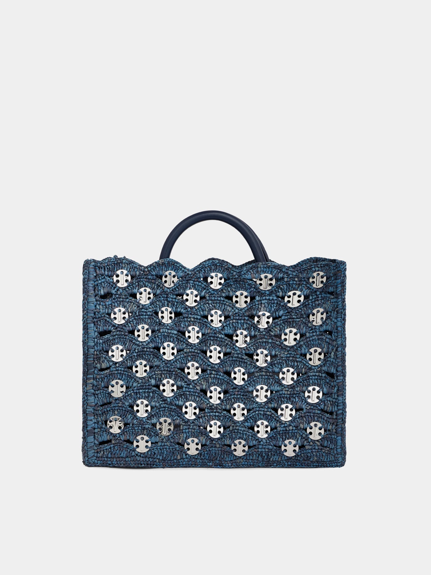 Raffia Tasche mit silbernen Applikationen in Denim blau