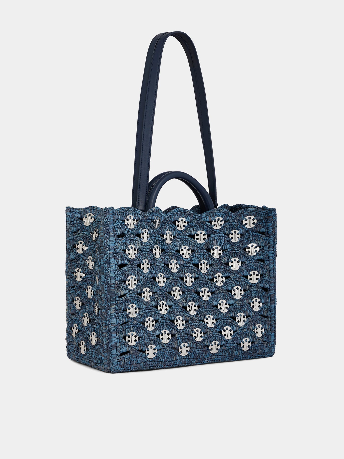 Raffia Tasche mit silbernen Applikationen in Denim blau