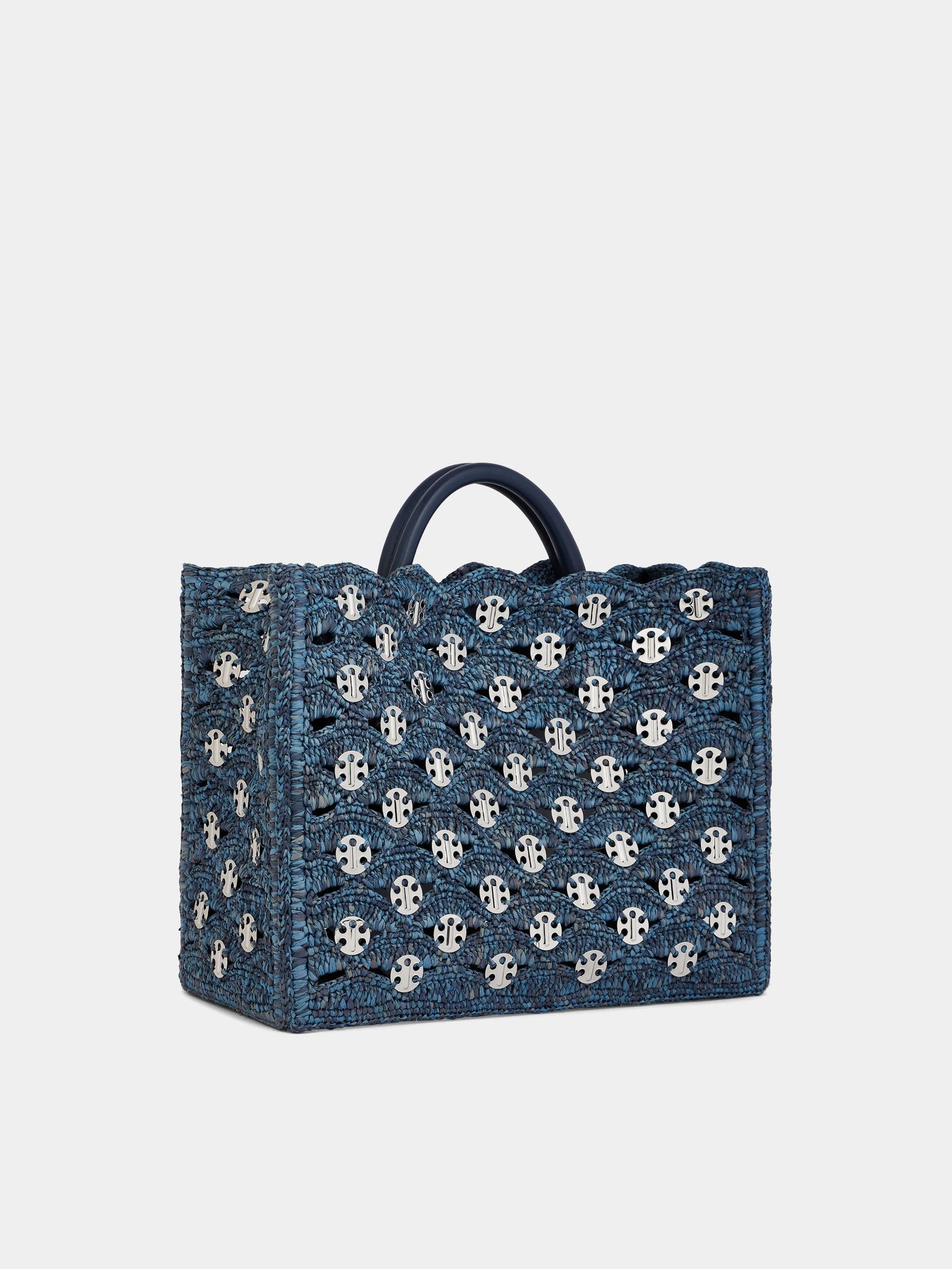 Raffia Tasche mit silbernen Applikationen in Denim blau