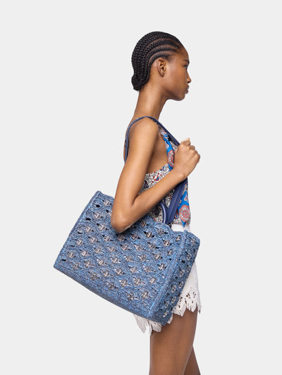 Raffia Tasche mit silbernen Applikationen in Denim blau